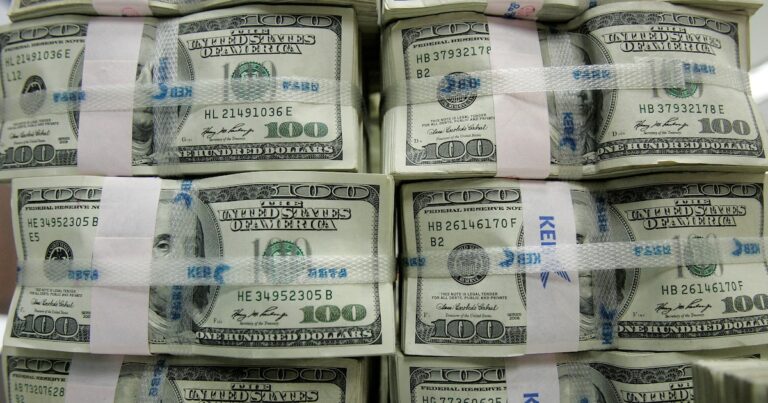 El dólar cayó a su nivel más bajo desde 2023 en medio de la incertidumbre por la guerra comercial