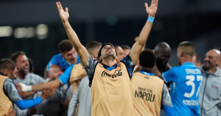 Simeone con una bandera de Maradona en los festejos del Napoli campeón y otras fotos con homenajes a Diego