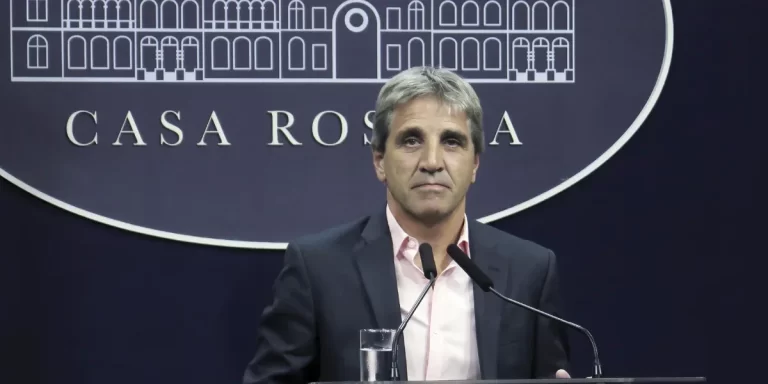 Caputo bancó la modificación del régimen cambiario y dijo que las reservas “se van a ir acumulando”