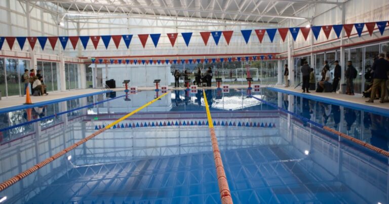 Un salto hacia el futuro: UCASAL presenta su pileta cubierta y el laboratorio de movimiento humano