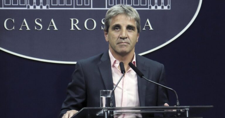 El Gobierno analiza medidas para habilitar pagos y cuotas con tarjeta de crédito en dólares