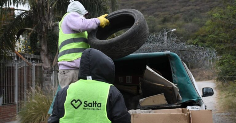 Barrio Autódromo en alerta: sacaron toneladas de chatarra que alimentaban al mosquito del dengue