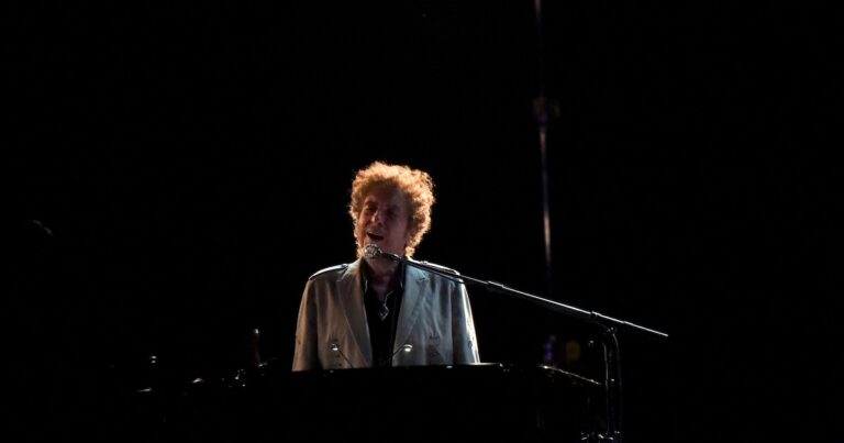 Bob Dylan, un enigma que desafía el tiempo y sigue rodando