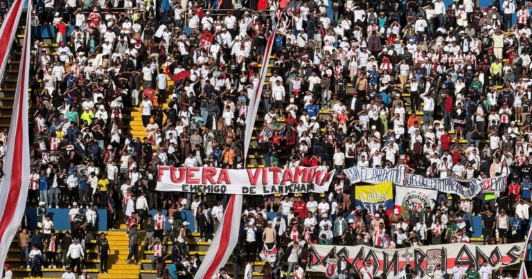 Relación rota: la picante bandera que le dedicaron los hinchas de Liga de Quito a Vitamina Sánchez