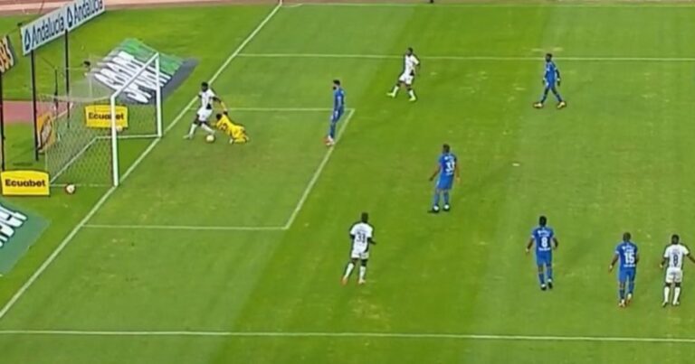 Era más fácil hacerlo que errarlo: el increíble gol que se perdió Michael Estrada ante Universidad Católica