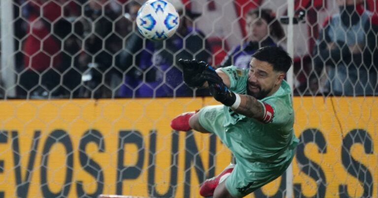 Hernán Galíndez, héroe en Huracán: atajó un penal decisivo y jugará una final antes de ir a La Tri