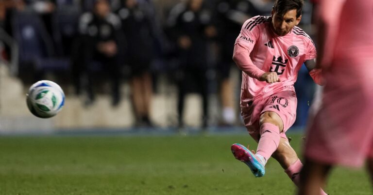 Golazo de tiro libre de Lionel Messi para descontarle a Cristiano Ronaldo en la carrera por ser el máximo goleador de la historia