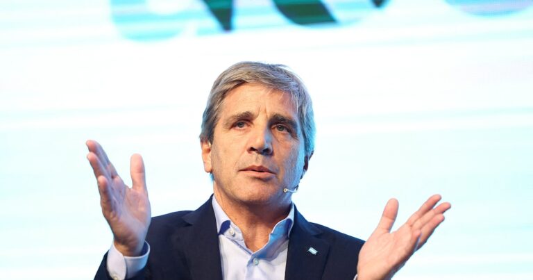 Caputo busca remonetizar con dólares del colchón y lograr un objetivo casi imposible: crecimiento al 5% por muchos años