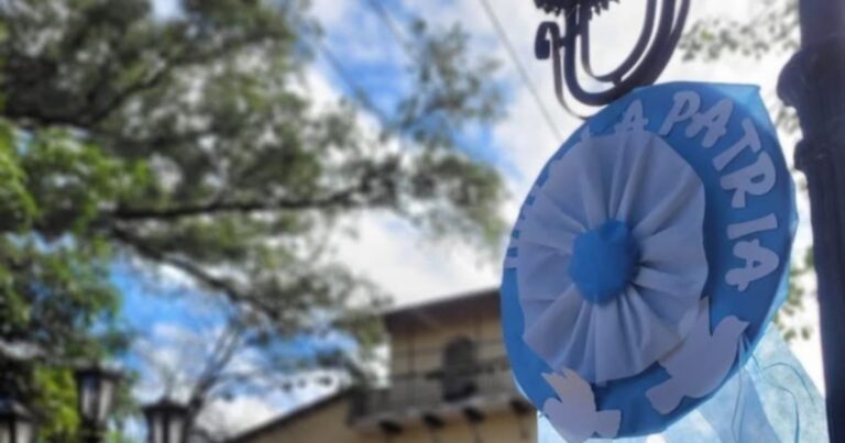 La “ciudad de la miel” se vistió de celeste y blanco