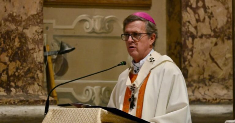 García Cuerva pidió por los jubilados y criticó al “terrorismo de las redes” ante la presencia de Milei