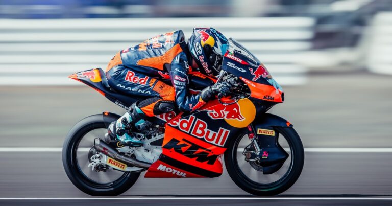 Valentín Perrone hizo su mejor carrera en Moto3 y representó bien a la Argentina en Inglaterra