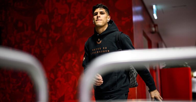 Piero Hincapié entre Xabi Alonso y ¿el DT top que se acerca al Bayer Leverkusen?