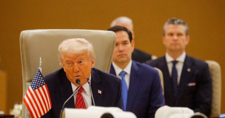 Trump ejecuta una estrategia de presión constante contra Maduro, que pierde negocios petroleros y enfrenta una fuerte oposición política