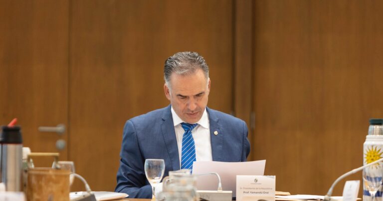 Los cuatro problemas con funcionarios con los que lidió Yamandú Orsi en los primeros 80 días de gestión en Uruguay