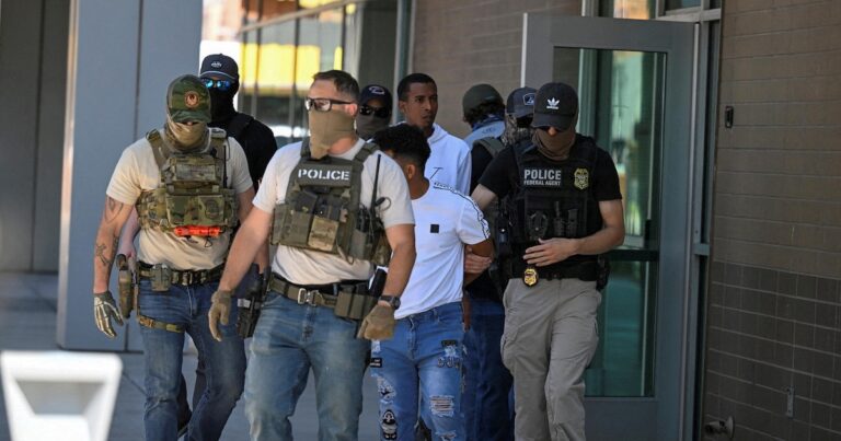 Nació en EEUU, tenía REAL ID y aún así fue arrestado por el ICE durante una redada en su trabajo