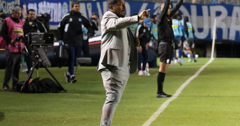 Omar Asad, tras la victoria ante Emelec: “A los jugadores les pedí que seamos un grupo” :: Olé Ecuador