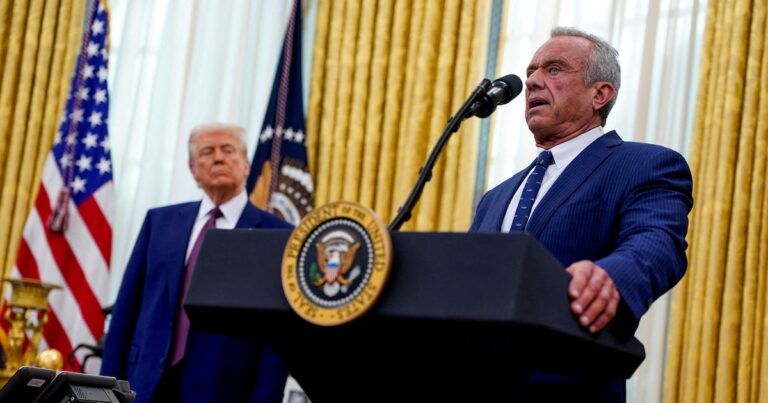 El secretario de Salud de Trump llega al país y Milei lo recibiría el martes en la Casa Rosada