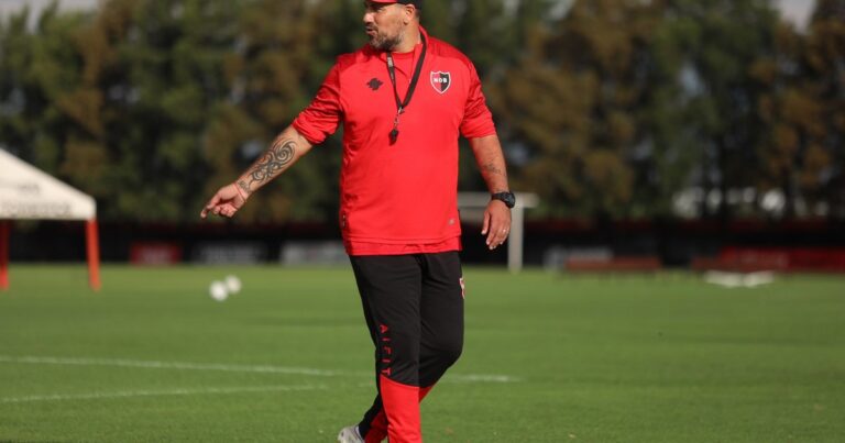 Cristian Fabbiani renovó su contrato como entrenador de Newell’s