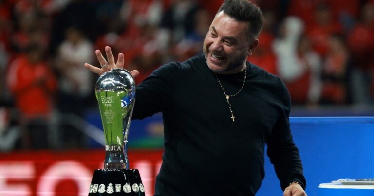 El emotivo festejo de Antonio Mohamed junto con su hijo tras ser campeón con el Toluca