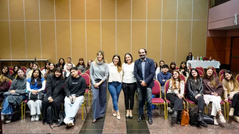 Charla sobre diversidad religiosa a estudiantes de Relaciones Internacionales