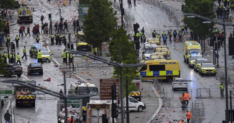 Locura en Liverpool: un auto atropelló a hinchas en medio de los festejos de los Reds