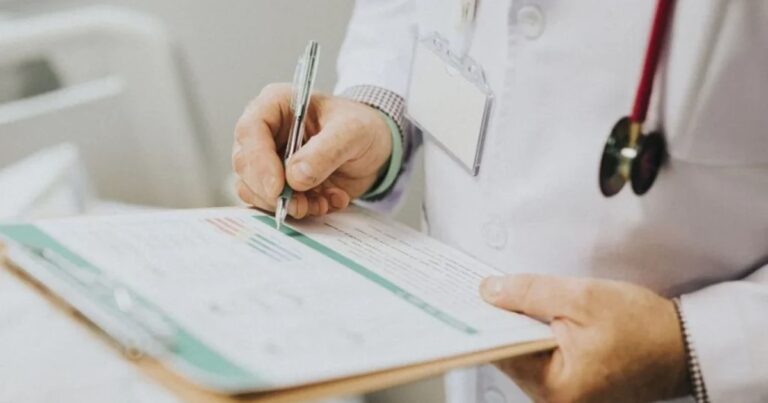 Escándalo en Chile por médicos de un centro de salud público que se dieron licencias entre ellos