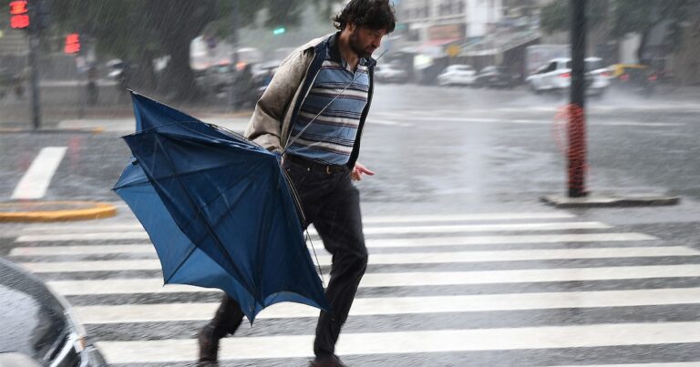 Frío, viento y probable caída de granizo: rige un alerta para el AMBA y el SMN recomendó tomar precauciones
