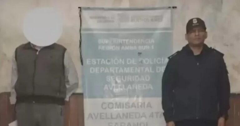 Molesto por los ruidos, un jubilado amenazó con un arma a los hinchas de Arsenal en la previa del partido