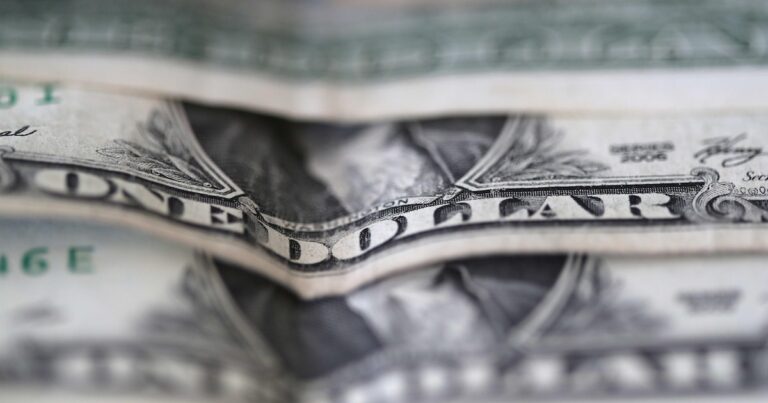 Economistas proyectan hasta cuándo podrá mantenerse el dólar bajo ante la necesidad de dólares que tendrá el país hasta 2030
