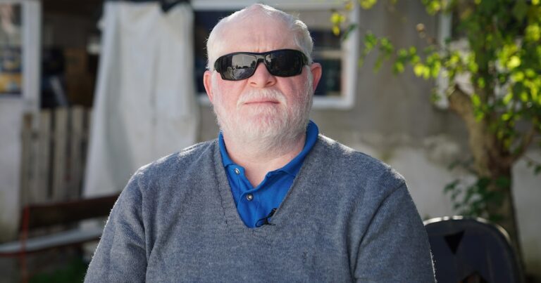 “No podía creer que mi esposa se fijara en mí”: la historia de Matías González, el único albino en Navarro