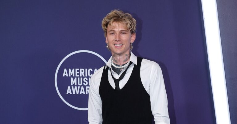 La razón por la que Machine Gun Kelly abandonó la alfombra roja de los American Music Awards 2025