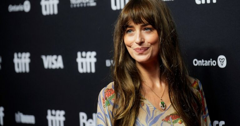 Dakota Johnson desafía los modelos tradicionales de pareja: “No creo que haya una forma correcta de amar”
