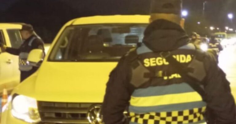 Lo pararon en un control y se llevaron una sorpresa: la camioneta era robada