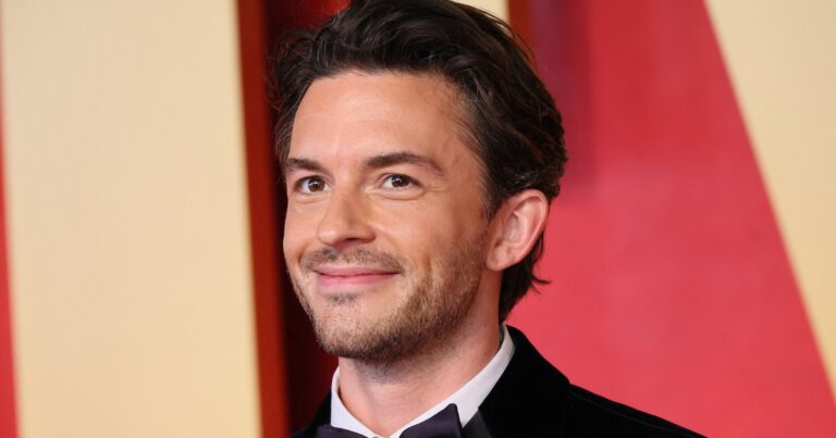 Jonathan Bailey reveló en exclusiva cómo Jurassic World cambió su vida