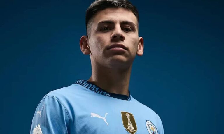 Quién es la novia del Diablito Echeverri: la primera foto juntos en Manchester