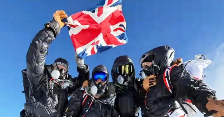 Polémica en el alpinismo: un gas “mágico” le permitió a un grupo escalar el Everest sin aclimatación