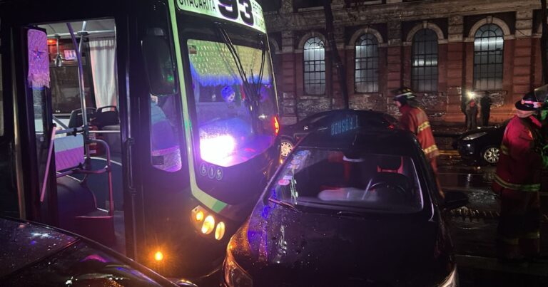 En medio de la lluvia, un colectivo chocó con un auto en Barracas
