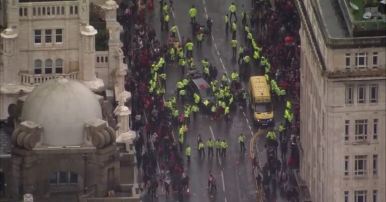 Por qué la policía no pudo impedir el atropello masivo en Liverpool pese a tener miles de agentes: las críticas del alcalde