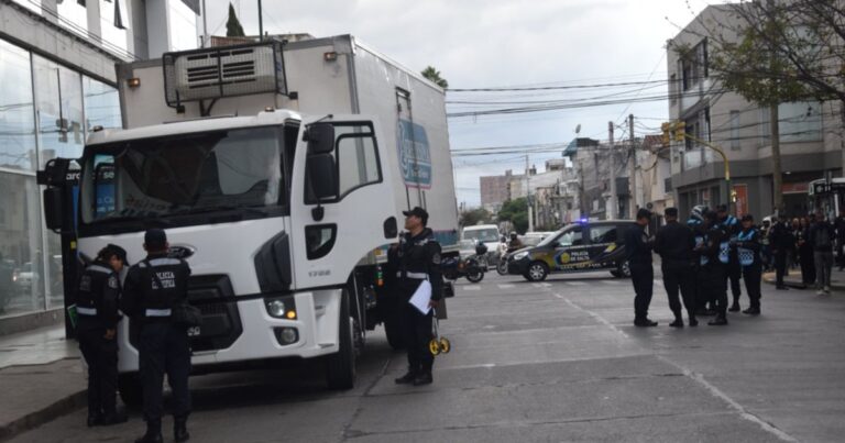 Accidente fatal en Jujuy y San Martín: falleció la mujer atropellada por un camión