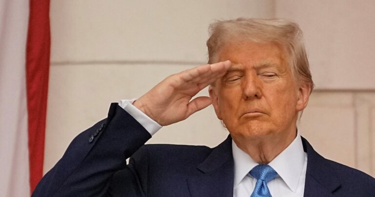 Trump ordenó revisar y cancelar contratos federales con Harvard por un valor de 100 millones de dólares