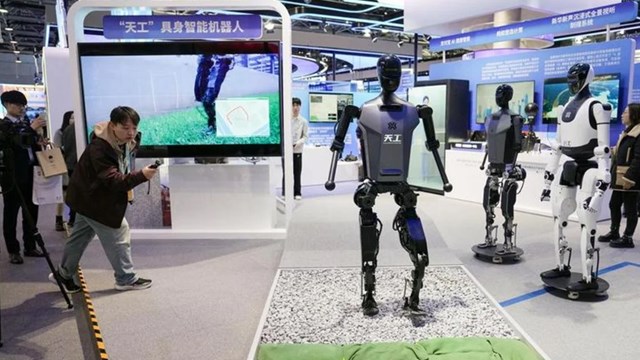 Robots humanoides chinos ya realizan tareas propias de los empleados de comercio