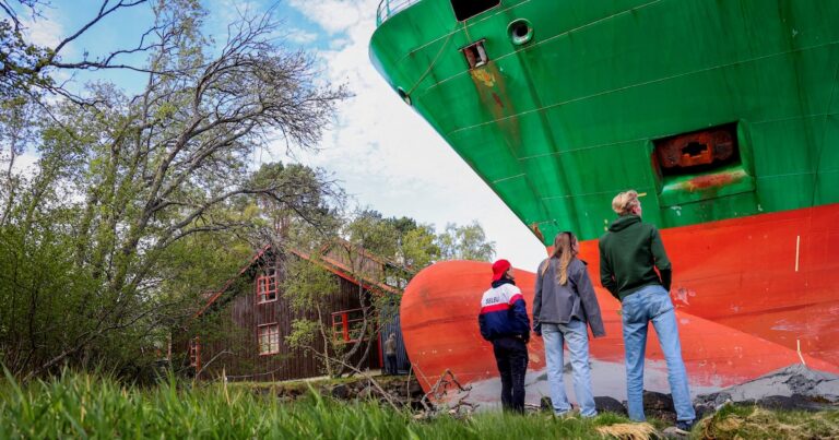 Reflotaron el gigantesco barco carguero que encalló en el jardín de una casa: “Dudo que vuelva a vivir algo así”