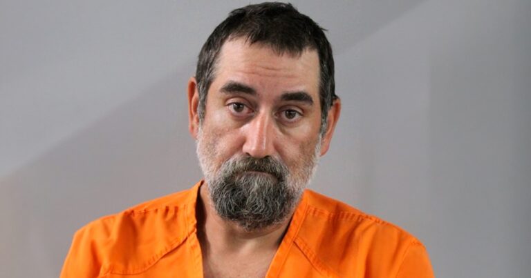 Nadó entre caimanes y fue abatido tras atacar a la policía con tijeras de podar e intentar robarles un rifle