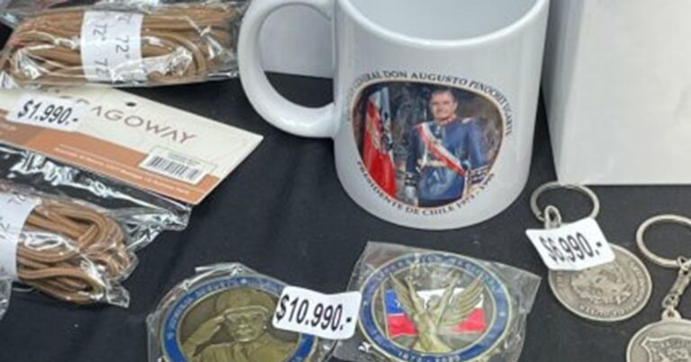 Polémica en Chile por venta de productos con imágenes de Augusto Pinochet en la Escuela Militar