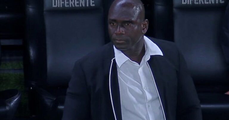 Colores invertidos y sin corbata: el look de Segundo Castillo frente a Independiente del Valle