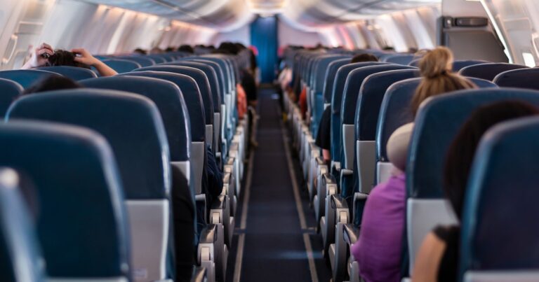 Este país comenzó a multar a los pasajeros que se levantan antes de tiempo o no respetan el orden para bajar del avión