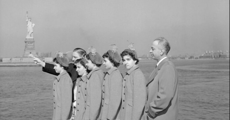 “Vivíamos en un circo”: el calvario de las quintillizas exhibidas y explotadas por sus padres, el Estado, su médico y los medios