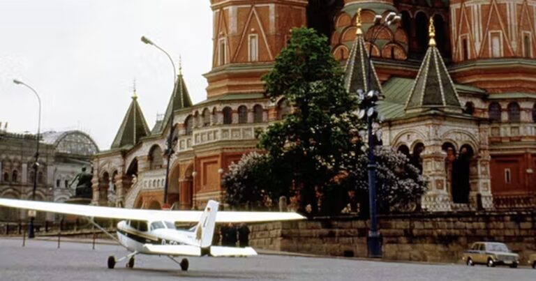 El adolescente de 19 años que aterrizó en la Plaza Roja con panfletos y un mensaje de paz, y humilló al sistema de defensa soviético