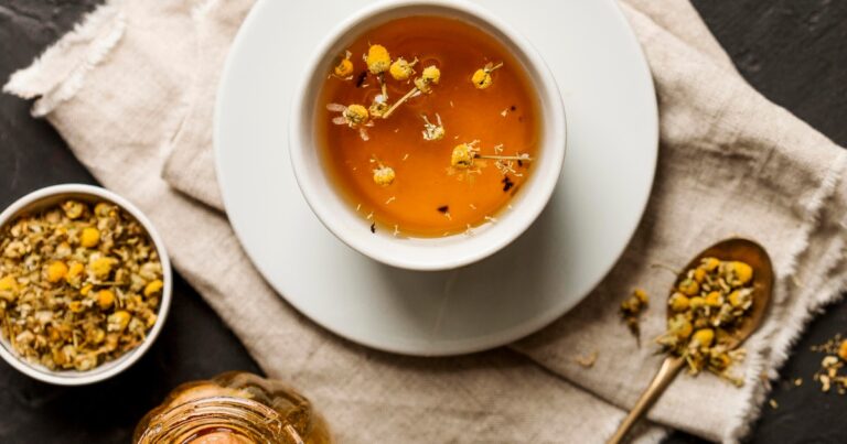 ¿Por qué el té de manzanilla es bueno contra el dolor de garganta?