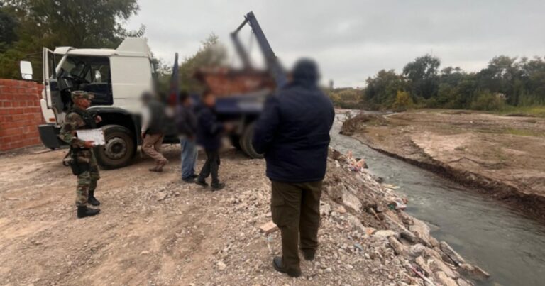 Atentado ambiental en Salta: infraccionaron a un camionero por contaminar el río Arenales